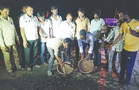 ಮಹಾಗಾಂವ್​ ಕ್ರಾಸ್​ನಿಂದ ಆಳಂದ ತಾಲೂಕಿಗೆ ಸಂಪರ್ಕ ಕಲ್ಪಿಸುವ ರಾಜ್ಯ ಹೆದ್ದಾರಿ 32ರವರೆಗಿನ ರಸ್ತೆಯ ತಗ್ಗು&ಗುಂಡಿಗಳನ್ನು ಟಂಟಂ, ಆಟೋ ಚಾಲಕರು ಮುಚ್ಚುತ್ತಿರುವುದು.