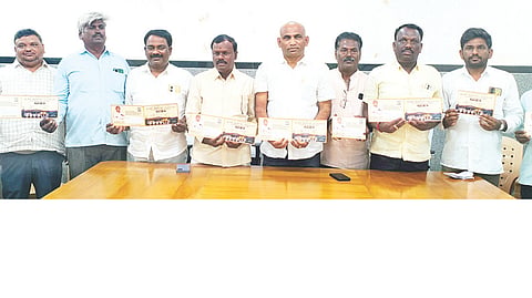 ಕುಕನೂರು 18ನೇ ವಾರ್ಡ್‌ನ ಕಲ್ಲೇಶ್ವರನಗರದಲ್ಲಿ ಬಡವರ ಸೇವೆಗಾಗಿ ಶರಣು ಕಾರ್ಯಾಲಯ ಉದ್ಘಾಟನೆಯ ಆಮಂತ್ರಣ ಪತ್ರಿಕೆಯನ್ನು ತಾಪಂ ಮಾಜಿ ಉಪಾಧ್ಯಕ್ಷ ಕಳಕಪ್ಪ ಕಂಬಳಿ ಬಿಡುಗಡೆ ಮಾಡಿದರು. ಜಿಪಂ ಮಾಜಿ ಸದಸ್ಯ ಈರಪ್ಪ ಕುಡಗುಂಟಿ, ಪ್ರಮುಖರಾದ ನೀಲನಗೌಡ ಪಾಟೀಲ್, ಫಕೀರಪ್ಪ ತಳವಾರ ಇದ್ದರು.