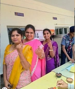 ಕನಕಪುರದ ಡಿ.ಕೆ.ಎಸ್. ಹಿಲ್ ವ್ಯೆ ಪಬ್ಲಿಕ್ ಶಾಲೆಯಲ್ಲಿ ಆಯೋಜಿಸಿದ್ದ ವಿದ್ಯಾರ್ಥಿ ಕೌನ್ಸಿಲ್ ಚುನಾವಣೆಯಲ್ಲಿ  ಮತದಾನ ಮಾಡಿದ ಶಿಕ್ಷಕಿಯರು. 