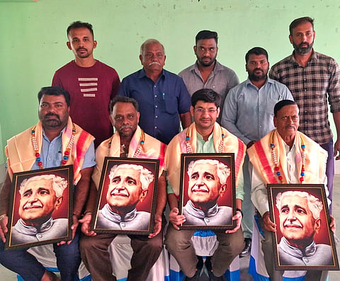 ಕೆ.ಆರ್.ನಗರದಲ್ಲಿ ಟೈಮ್ಸ್ ಅಸೋಸಿಯೇಟ್ಸ್-ತೇಜಸ್ವಿ ತಪೋವನ ಸಂಸ್ಥೆ ವತಿಯಿಂದ ಏರ್ಪಡಿಸಲಾಗಿದ್ದ ಚಿಂತಕರ ಸಭೆಯಲ್ಲಿ ಖ್ಯಾತ ಮೂಳೆ ತಜ್ಞ ಜೀವಾ ಆರ್ಥೋಕೇರ್‌ನ ಮುಖ್ಯಸ್ಥ ಡಾ.ಕೆ.ಆರ್.ಗೌತಮ್, ಪತ್ರಕರ್ತರಾದ ರಾ.ಸುರೇಶ್, ರಾಜೇಂದ್ರ, ಎಂ.ಎಸ್.ರವಿಕುಮಾರ್ ಅವರನ್ನು ಸನ್ಮಾನಿಸಿ ಗೌರವಿಸಲಾಯಿತು. ಕೃಷ್ಣಯ್ಯ, ಪಿ.ಗುರುಪ್ರಸಾದ್, ನಾಗರಾಜೇಗೌಡ ಇದ್ದರು.