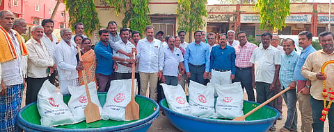 ಕೆ.ಆರ್.ನಗರದ ತಾಲೂಕು ಪಂಚಾಯಿತಿ ಆವರಣದಲ್ಲಿ ಫಲಾನುಭವಿಗಳಿಗೆ ಮೀನು ಹಿಡಿಯುವ ಪರಿಕರಗಳ ಕಿಟ್ಟನ್ನು ಶಾಸಕ ಡಿ.ರವಿಶಂಕರ್ ವಿತರಿಸಿದರು. ಜಿ.ಸುರೇಂದ್ರಮೂರ್ತಿ, ರುಕೀಯ ಬೇಗಂ, ವಿ.ಪಿ.ಕುಲದೀಪ್, ಎಸ್.ರವಿ, ಬೋರನಾಯಕ,ಶಿವರಂಜನ್ ಇದ್ದರು.