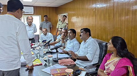 ಕೆ.ಆರ್.ಪೇಟೆ ಪಟ್ಟಣದ ಹೊರವಲಯದ ಚಿಕ್ಕೋನಹಳ್ಳಿ ರೇಷ್ಮೆ ತರಬೇತಿ ಕೇಂದ್ರದ ಸಭಾಂಗಣದಲ್ಲಿ ಶಾಸಕ ಎಚ್.ಟಿ.ಮಂಜು ಅವರ ಅಧ್ಯಕ್ಷತೆಯಲ್ಲಿ ವಿವಿಧ ಇಲಾಖೆಗಳ ಪ್ರಗತಿ ಪರಿಶೀಲನಾ ಸಭೆ ಹಾಗೂ ಸಾರ್ವಜನಿಕರ ಕುಂದುಕೊರತೆ ಸಭೆ ಆಯೋಜಿಸಲಾಗಿತ್ತು. ಜಿಲ್ಲಾಧಿಕಾರಿ ಡಾ.ಕುಮಾರ್, ಜಿಪಂ ಸಿಇಒ ನಂದಿನಿ, ಎಎಸ್ಪಿ ತಿಮ್ಮಯ್ಯ ಇತರರು ಇದ್ದರು.