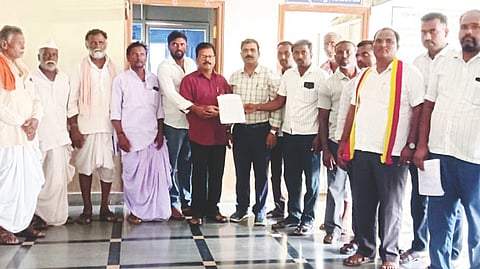 ಕುಷ್ಟಗಿ ತಾಲೂಕಿನ ಗೊರೇಬಿಹಾಳ ಸಹಿಪ್ರಾ ಶಾಲೆಗೆ ಶಿಕ್ಷಕರನ್ನು ನಿಯೋಜಿಸುವಂತೆ ಆಗ್ರಹಿಸಿ ಗ್ರಾಮಸ್ಥರು ಡಿಡಿಪಿಐ ಇಲಾಖೆ ಶಾಲಾ ಶಿಕ್ಷಣ ಇಲಾಖೆ ಸಿಬ್ಬಂದಿಗೆ ಮನವಿ ಸಲ್ಲಿಸಿದರು. ಪ್ರಮುಖರಾದ ಶರಣಪ್ಪ ಪಿ.ಮಾಗಿ, ಪಾರಪ್ಪ ಮಡಿಯಪ್ಪನವರ್, ದೇವಪ್ಪ ಮೆಣಸಗಿ ಇತರರಿದ್ದರು.
