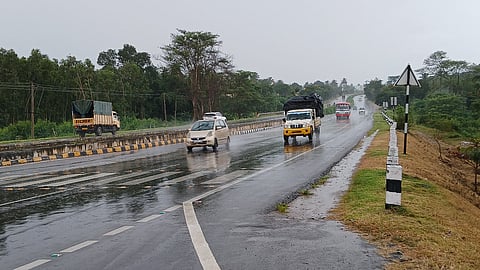 ಕುದೂರು ಸಮೀಪದ ರಾಷ್ಟ್ರೀಯ ಹೆದ್ದಾರಿ 75ರಲ್ಲಿ ಮಳೆಯ ನಡುವೆ ಸಂಚರಿಸುತ್ತಿರುವ ವಾಹನಗಳು.