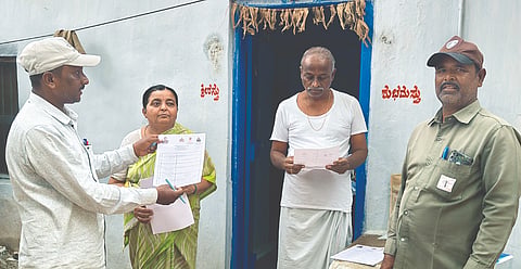 ಲಿಂಗಸುಗೂರು ದೊಡ್ಡ ಹನುಮಂತ ದೇವಸ್ಥಾನದ ಬಡಾವಣೆಯಲ್ಲಿ ಗೃಹಜ್ಯೋತಿ ಪರಿಶೀಲನಾ ಅರ್ಜಿಯಲ್ಲಿ ಮಾಹಿತಿ ಪಡೆಯುತ್ತಿರುವ ಜೆಸ್ಕಾಂ ಸಿಬ್ಬಂದಿ. 