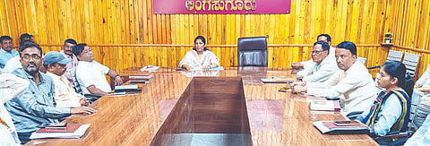 ಲಿಂಗಸುಗೂರಿನಲ್ಲಿ ತಹಸೀಲ್ದಾರ್ ಸತ್ಯಮ್ಮ ಅಧ್ಯಕ್ಷತೆಯಲ್ಲಿ ಪ್ರಜಾಸೇವಾ ಅಭಿಯಾನದ ಪೂರ್ವಭಾವಿ ಸಭೆ ನಡೆಯಿತು.