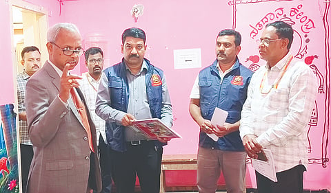 ಲಿಂಗಸುಗೂರು ಪುರಸಭೆಗೆ ಶುಕ್ರವಾರ ಬೆಂಗಳೂರು ಲೋಕಾಯುಕ್ತ ನ್ಯಾಯಾಧೀಶ ಎ.ವಿ. ಪಾಟೀಲ್ ಭೇಟಿ ನೀಡಿ ಮಾಹಿತಿ ಪಡೆದರು. ಡಿಎಸ್ಪಿ ಸಚಿನ್ ಚೆಲುವಾದಿ, ಇನ್ಸ್‌ಪೆಕ್ಟರ್ ಆನಂದ, ರಾಯಚೂರು ಲೋಕಾಯುಕ್ತ ಎಸ್ಪಿ ಸತೀಶ ಇದ್ದರು.