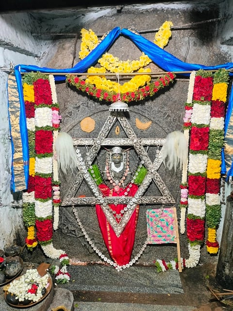ಹಂಪಿ ಶ್ರೀ ಯಂತ್ರೋಧಾರಕ ಆಂಜನೇಯ ಸ್ವಾಮಿಗೆ ವಿಶೇಷ ಅಲಂಕಾರ ಮಾಡಲಾಯಿತು.