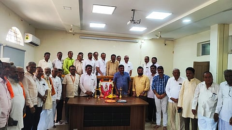 ಹೊಸಪೇಟೆ ಜಿಲ್ಲಾಧಿಕಾರಿ ಕಚೇರಿ ಸಭಾಂಗಣದಲ್ಲಿ ಸೋಮವಾರ ಜಗದ್ಗುರು ಶ್ರೀ ರೇಣುಕಾಚಾರ್ಯರ ಜಯಂತಿ ಆಚರಿಸಲಾಯಿತು. ಕನ್ನಡ ಮತ್ತು ಸಂಸ್ಕೃತಿ ಇಲಾಖೆ ಸಹಾಯಕ ನಿರ್ದೇಶಕ ಸಿದ್ದಲಿಂಗೇಶ ರಂಗಣ್ಣನವರ್, ಆರೋಗ್ಯ ಇಲಾಖೆ ಜಿಲ್ಲಾ ಆರೋಗ್ಯ ನಿರೀಕ್ಷಕ ಧರ್ಮನಗೌಡ, ನಿವೃತ್ತ ಪ್ರಾಧ್ಯಾಪಕ ಚಂದ್ರಶೇಖರ್ ಶಾಸ್ತ್ರಿ, ಪ್ರಮುಖರಾದ ಸಾಲಿ ಸಿದ್ದಯ್ಯ ಸ್ವಾಮಿ, ಮಂಜುನಾಥ, ಎಚ್.ವಿ.ಶರಣಸ್ವಾಮಿ ಇತರರಿದ್ದರು.