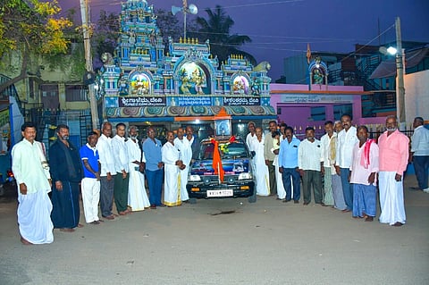 ಹೊಸಪೇಟೆಯಲ್ಲಿ ಗುರುವಾರ ನಿಜಶರಣ ಅಂಬಿಗರ ಚೌಡಯ್ಯನವರ ವಚನ ಜ್ಯೋತಿ ರಥಯಾತ್ರೆ ಗಂಗಾಮತ ಸಮಾಜದಿಂದ ಸ್ವಾಗತಿಸಲಾಯಿತು. ರಥಯಾತ್ರೆ ಸಂಚಾಲಕ ನಿಂಗಣ್ಣನ, ಸಮಾಜದ ಗೌರವಾಧ್ಯಕ್ಷ ವೈ.ಯಮುನೇಶ್, ಪ್ರಮುಖರಾದ ಎಸ್.ಗಾಳೆಪ್ಪ, ಬಾರಕೀರ ನಾಗರಾಜ, ಮಡ್ಡಿ ಹನುಮಂತಪ್ಪ, ವೆಂಕಪ್ಪ, ಉದಯಕುಮಾರ ಇತರರಿದ್ದರು.