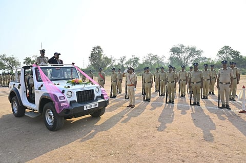 ಹೊಸಪೇಟೆ ಜಿಲ್ಲಾ ಸಶಸ್ತç ಪೊಲೀಸ್ ಮೈದಾನದಲ್ಲಿ ಗುರುವಾರ ನಡೆದ ಪೊಲೀಸ್ ಧ್ವಜ ದಿನಾಚರಣೆಯಲ್ಲಿ ನಿವೃತ್ತ ಎಡಿಸಿ ಸಲೀಮ ಪಾಷಾ ಗೌರವ ವಂದನೆ ಸ್ವೀಕರಿಸಿದರು.