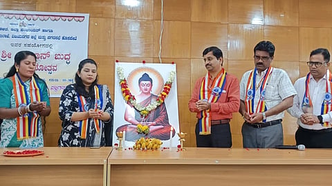 ಹೊಸಪೇಟೆ ಜಿ.ಪಂ.ಕಚೇರಿ ಸಭಾಂಗಣದಲ್ಲಿ ಶನಿವಾರ ಶ್ರೀ ಭಗವಾನ್ ಬುದ್ಧ ಜಯಂತಿ ನಿಮಿತ್ತ ಅಪರ ಜಿಲ್ಲಾಧಿಕಾರಿ ಇ.ಬಾಲಕೃಷ್ಣ ಭಾವಚಿತ್ರಕ್ಕೆ ಪುಷ್ಪಾನಮನ ಸಲ್ಲಿಸಿದರು. ಸಮಾಜ ಕಲ್ಯಾಣ ಇಲಾಖೆ ಉಪನಿರ್ದೇಶಕ ವೈ.ಎ.ಕಾಳೆ, ತಹಸೀಲ್ದಾರ್ ಶೃತಿ ಎಂ.ಮಲ್ಳಪ್ಪಗಭಡ್ರ್, ಜಿ.ಪಂ. ಮುಖ್ಯ ಯೋಜನಾಧಿಕಾರಿ ಅನ್ನದಾನಸ್ವಾಮಿ ಇತರರಿದ್ದರು