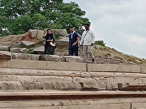 ಹಂಪಿ ಕಮಲ್ ಮಹಲ್ ಬಳಿ ರಾಹುಲ್ ದ್ರಾವಿಡ್ ಸ್ಮಾರಕಗಳ ವೀಕ್ಷಣೆ ಮಾಡಿದರು. ಪತ್ನಿ ಡಾ. ವಿಜೇತಾ ಪೆಂಡಾರ್ಕರ್ ಕೂಡ ಇದ್ದರು.