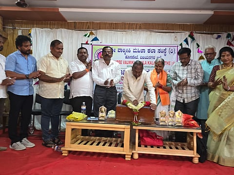ಹೊಸಪೇಟೆ ಶಂಕರ್ ಆನಂದ್ ಸಿಂಗ್ ಸರ್ಕಾರಿ ಪದವಿ ಕಾಲೇಜಿನಲ್ಲಿ ಬುಧವಾರ ರಂಗಭೂಮಿ ಮತ್ತು ಮಹಿಳೆ ಉಪನ್ಯಾಸ ಕಾರ್ಯಕ್ರಮವನ್ನು ಹಿರಿಯ ರಂಗಕರ್ಮಿ ಮ.ಬ.ಸೋಮಣ್ಣ ಕಾರ್ಯಕ್ರಮ ಉದ್ಘಾಟಿಸಿದರು. ಕಲಾವಿದರಾದ ಡಾ.ನಾಗರತ್ನಮ್ಮ, ಕಲಾವಿದರಾದ ಮಲ್ಲಿಕಾರ್ಜುನ ತುರುವನೂರು, ಮಹಾಂತೇಶ್, ನಾಗರಾಜ್ ಮಾಡ್ಲಾಕನಹಳ್ಳಿ ಇತರರಿದ್ದರು.