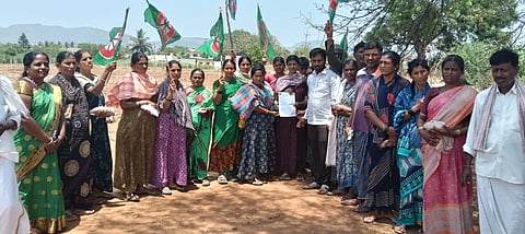 ವ್ಯಾಸನಕೆರೆಯಲ್ಲಿ ಶುಕ್ರವಾರ ನರೇಗಾ ಕೂಲಿ ಕೆಲಸ ಕಡಿತಕ್ಕೆ ಒತ್ತಾಯಿಸಿ ಗ್ರಾಮೀಣ ಕೂಲಿ ಕಾರ್ಮಿಕರ ಸಂಘಟನೆ ನೇತೃತ್ವದಲ್ಲಿ ಕೂಲಿ ಕಾರ್ಮಿಕರು ಶುಕ್ರವಾರ ಪ್ರತಿಭಟನೆ ನಡೆಸಿದರು. ಪ್ರಮುಖರಾದ ಕೆ.ಕುಶಣ್ಣ, ತಿಂದಪ್ಪ, ರಾಮಲಿ, ಭೀಮಪ್ಪ, ರಮೇಶ್, ವೆಂಕಟೇಶ್, ಲಕ್ಷಿö್ಮÃ, ನಬೀಸಾಬ್, ಯಲ್ಲಮ್ಮ, ಗಂಗಮ್ಮ, ಸುವರ್ಣ, ದೇವಕ್ಕ, ಕಾಳಮ್ಮ ಇತರರಿದ್ದರು.