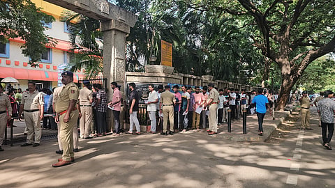 ಹೊಸಪೇಟೆ ಪರೀಕ್ಷಾ ಕೇಂದ್ರವೊAದರ ಮುಂದೆ ಅಭ್ಯರ್ಥಿಗಳನ್ನು ಬಿಗಿ ತಪಾಸಣೆಗೆ ಒಳಪಡಿಸಿ ಒಳಗೆ ಬಿಡಲಾಯಿತು.
