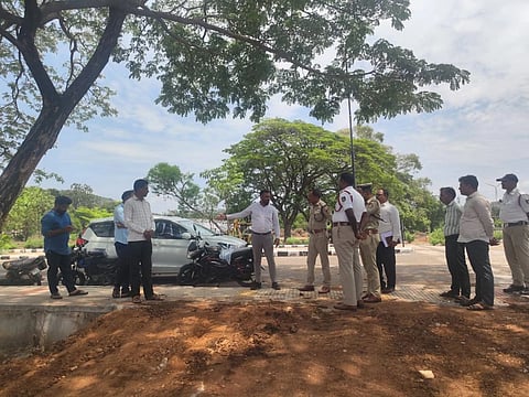 ವಿತ್ತ ಸಚಿವೆ ಮತ್ತೆ ವಿಜಯನಗರ ಪ್ರವಾಸ ಹಿನ್ನೆಲೆಯಲ್ಲಿ ಹೊಸಪೇಟೆಯಲ್ಲಿ ಲೈಯಿಂಗ್ ಫೌಂಡೇಷನ್ ಸ್ಟೋನ್ ಆಪ್ ರಂಗಮAದಿರದ ಭೂಮಿ ಪೂಜೆ ಮಾಡುವ ಸ್ಥಳವನ್ನು ಡಿವೈಎಸ್‌ಪಿ ಮುರಳಿಧರ್ ನೇತೃತ್ವದಲ್ಲಿ ಪರಿಶಿಲನೆ ನಡೆಸಲಾಯಿತು. ಸಿಪಿಐಗಳಾದ ಹುಲಗಪ್ಪ, ಗೌಸ್, ಜಿಲ್ಲಾ ನಿರ್ಮಿತಿ ಕೇಂದ್ರದ ಯೋಜನ ನಿರ್ದೇಶಜ ರವಿಕುಮಾರ್ ಇತÀರರಿದ್ದರು.