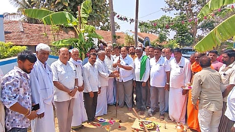 ಗುಂಡ್ಲುಪೇಟೆ ತಾಲೂಕಿನ ಮಾಡ್ರಹಳ್ಳಿ ಗ್ರಾಮದಲ್ಲಿ ಸಿಸಿ ರಸ್ತೆ ನಿರ್ಮಾಣ ಕಾಮಗಾರಿಗೆ ಶಾಸಕ ಎಚ್. ಎಂ. ಗಣೇಶ್ ಪ್ರಸಾದ್ ಭೂಮಿಪೂಜೆ ನೆರವೇರಿಸಿದರು. ಎಚ್.ಎಸ್.ನಂಜುಂಡಪ್ರಸಾದ್, ರಾಜಶೇಖರ. ಮಹದೇವಪ್ಪ ಬಸವರಾಜಪ್ಪ. ರಂಗಸ್ವಾಮಿ. ಮಾಣಿಕ್ಯ. ಮಹದೇವಪ್ಪ. ಚನ್ನಪ್ಪ. ನಾಗಪ್ಪ. ಮಹೇಶ್ ಇದ್ದರು.