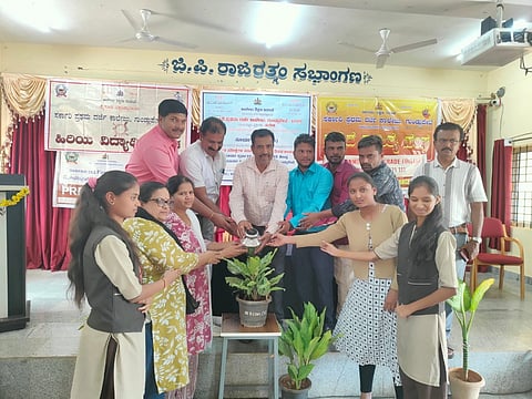 ಗುಂಡ್ಲುಪೇಟೆ ಪಟ್ಟಣದ ಸರ್ಕಾರಿ ಪ್ರಥಮದರ್ಜೆ ಕಾಲೇಜಿನಲ್ಲಿ ಆಯೋಜಿಸಿದ್ದ ಸ್ಪರ್ಧಾತ್ಮಕ ಪರೀಕ್ಷೆಗಳ ಉಚಿತ ತರಭೇತಿ ಕಾರ್ಯಾಗಾರವನ್ನು ಡಾ.ಮದನಕುಮಾರ್ ಉದ್ಘಾಟಿಸಿದರು. ಡಾ.ತುಳಸೀರಾಂ, ಡಾ. ಜ್ಯೋತಿ, ಅಧ್ಯಾಪಕ ಕಾರ್ಯದರ್ಶಿ ಡಾ. ರಮೇಶ್, ವಾಣಿಜ್ಯ ವಿಭಾಗದ ಮುಖ್ಯಸ್ಥ ಎಸ್. ಮಂಜು, ಪ್ರೇರಣಾ ಕೋಶದ ಸಂಚಾಲಕ ಮಂಜುನಾಥ್, ಅರ್ಥಶಾಸ್ತ್ರ ವಿಭಾಗದ ಮುಖ್ಯಸ್ಥರಾದ ಎಸ್. ಎಸ್. ಲಕ್ಷ್ಮೀ ಇದ್ದರು.