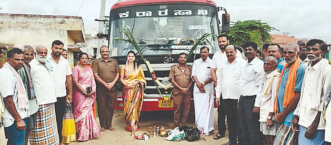 ನಾಗಮಂಗಲ ತಾಲೂಕಿನ ಕಲ್ಲುದೇವನಹಳ್ಳಿ ಗ್ರಾಮದಲ್ಲಿ ಹೊಸ ಮಾರ್ಗದ ಬಸ್ ಸಂಚಾರಕ್ಕೆ ತಾಲೂಕುಮಟ್ಟದ ಗ್ಯಾರಂಟಿ ಯೋಜನೆಗಳ ಅನುಷ್ಠಾನ ಸಮಿತಿ ಅಧ್ಯಕ್ಷ ಮೂಡ್ಲೀಗೌಡ ಗುರುವಾರ ಚಾಲನೆ ನೀಡಿದರು. ಕೊಣನೂರು ಹನುಮಂತು, ಗೀತಾ ರಾಜು, ಧನರಾಜ್, ಶರತ್, ಮಹೇಶ್ ಇತರರು ಇದ್ದರು. 