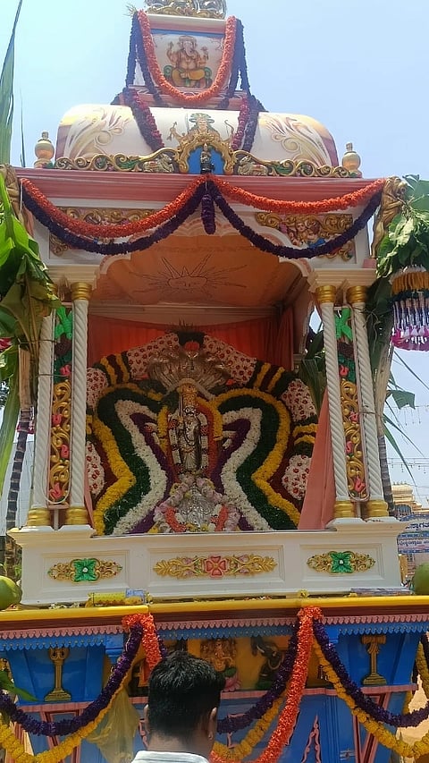 ನೆಲಮಂಗಲ ಕವಾಡಿ ಮಠದ ಶ್ರೀ ವೀರಭದ್ರೇಶ್ವರ ಬ್ರಹ್ಮರಥೋತ್ಸವ ವಿಜೃಂಭಣೆಯಿಂದ ನಡೆಯಿತು.