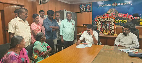 ನೆಲಮಂಗಲ ತಾಲೂಕು ಕಚೇರಿ ಸಭಾಂಗಣದಲ್ಲಿ ಬೆಣ್ಣೆಗೆರೆ ಹಾಲು ಉತ್ಪಾದಕರ ಸಂಘದ ಮಹಿಳಾ ಸದಸ್ಯೆಯರು ಗ್ರಾಮದ ಸಮಸ್ಯೆ ಕುರಿತು ಶಾಸಕ ಎನ್​.ಶ್ರೀನಿವಾಸ್​ ಅವರಿಗೆ ಮನವರಿಕೆ ಮಾಡಿಕೊಟ್ಟರು. ತಹಸೀಲ್ದಾರ್​ ಮಲ್ಲೇಶ್​ ಬಿ. ಪೂಜಾರ್​, ಶಿರಸ್ತೇದಾರ್​ ವಿಮಲಾ ಇದ್ದರು.