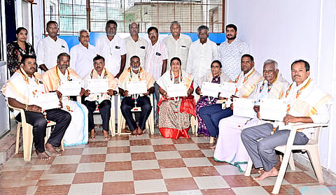ವೀರಶೈವ ಸಹಕಾರ ಸಂಘದ ನೂತನ ಅಧ್ಯಕ್ಷರಾಗಿ ದಡದಹಳ್ಳಿ ಡಿ ಸಿ ಮಹೇಶ್ ಹಾಗೂ ಉಪಾಧ್ಯಕ್ಷ ಮನುಗನಹಳ್ಳಿ ಎಂ ಶಿವಣ್ಣ ಹಾಗೂ ನಿರ್ದೇಶಕರಾಗಿ ಆಯ್ಕೆಯಾದ ನೂತನ ಪದಾಧಿಕಾರಿಗಳಿಗೆ ಪ್ರಮಾಣ ಪತ್ರಗಳನ್ನು ವಿತರಿಸಿ ಗೌರವಿಸಲಾಯಿತು.