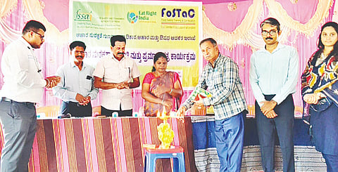 ಸರಗೂರು ತಾಲೂಕಿನ ಈಡಿಗರ ಸಮುದಾಯ ಭವನದಲ್ಲಿ ವರ್ತಕರಿಗೆ ಮತ್ತು ನ್ಯಾಯ ಬೆಲೆ ಅಂಗಡಿ ಮಾಲೀಕರಿಗೆ , ಆಹಾರ ಸುರಕ್ಷತಾ ತರಬೇತಿ ಮತ್ತು ಪ್ರಮಾಣ ಪತ್ರ ವಿತರಣಾ ಕಾರ್ಯಕ್ರಮವನ್ನು ಗಣ್ಯರು ಉದ್ಘಾಟಿಸಿದರು. ಡಾ.ಟಿ.ರವಿಕುಮಾರ್, ಚೈತ್ರಾ ಸ್ವಾಮಿ ಇತರರು ಇದ್ದರು.