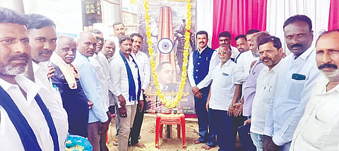 ಸರಗೂರಿನಲ್ಲಿ ಗುರುವಾರ ಭೀಮ ಕೋರೆಗಾಂವ್ 208ನೇ ವರ್ಷದ ವಿಜಯೋತ್ಸವ ಕಾರ್ಯಕ್ರಮ ನಡೆಸಲಾಯಿತು. ರಾಜಣ್ಣ, ಶಿವಣ್ಣ, ಸಣ್ಣಸ್ವಾಮಿ ಇತ್ತರರಿದ್ದರು.