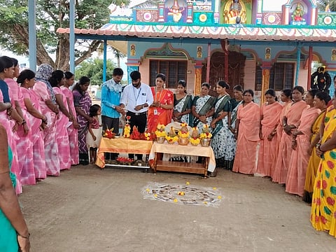 ಸರಗೂರು ತಾಲೂಕಿನ ಕಂದೇಗಾಲ ಗ್ರಾಮದಲ್ಲಿ ಧರ್ಮಸ್ಥಳ ಗ್ರಾಮಾಭಿವೃದ್ಧಿ ಯೋಜನೆಯ ಹಂಚೀಪುರ ವಲಯದ ವತಿಯಿಂದ ಲಕ್ಷ್ಮಿ ಮತ್ತು ಗೌರಿ ಪೂಜೆ ಕಾರ್ಯಕ್ರಮವನ್ನು ವೇಣುಗೋಪಾಲ್,ಉದ್ಘಾಟಿಸಿದರು.ತಿರುಮಲ್ಲೇಶ್,ಸಲೀಮ ಇತ್ತರರು ಇದ್ದರು