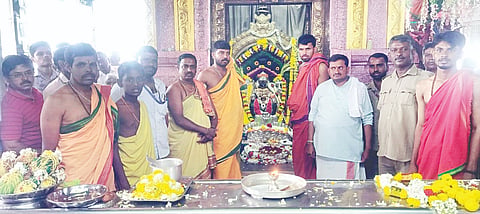 ಸರಗೂರು ತಾಲೂಕಿನ ಚಿಕ್ಕ ದೇವಮ್ಮನ ಬೆಟ್ಟದಲ್ಲಿ ವಿಶೇಷ ಪೂಜೆ ಸಲ್ಲಿಸಿದರು.