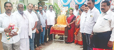 ಸರಗೂರು ತಾಲೂಕಿನ ತಹಸೀಲ್ದಾರ್ ಕಚೇರಿಯಲ್ಲಿ ಆವರಣದಲ್ಲಿ ಅಮರ ಶಿಲ್ಪಿ ಜಕಣಾಚಾರಿ ಜಯಂತಿಯನ್ನು ತಾಲೂಕು ಆಡಳಿತ ವತಿಯಿಂದ ಆಚರಣೆ ಮಾಡಲಾಯಿತು.