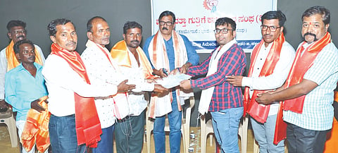 ಸೇಡಂನ ಸಜ್ಜನಶೆಟ್ಟಿ ಕಲ್ಯಾಣ ಮಂಟಪದಲ್ಲಿ ಭಾರತೀಯ ಮಜ್ದೂರ್​ (ಅಲ್ಟ್ರಾಟೆಕ್​ ಸಿಮೆಂಟ್​ ದಿನಗೂಲಿ ಕಾರ್ಮಿಕರ) ಸಂ ಉದ್ಘಾಟನೆ ಸಮಾರಂಭದಲ್ಲಿ ದೊರೆರಾಜ್​, ರಾಧಾಕೃಷ್ಣವೇಲು, ವಿಶ್ವನಾಥ, ವಿಶ್ವರಾಧ್ಯ, ಸುಗಣ್ಣ ಅವಂಟಿ, ಶಂಕರ ಸುಲೇಗಾಂವ್​ ಇದ್ದರು. 