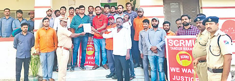 ಸೇಡಂ ರೈಲ್ವೆ ನಿಲ್ದಾಣದ ಆವರಣದಲ್ಲಿರುವ ರೈಲ್ವೆ ಇಂಜಿನಿಯರಿಂಗ್​ ಕಚೇರಿ ಮುಂಭಾಗದಲ್ಲಿ ಎಸ್​ಸಿಆರ್​ಎಂ ಯೂನಿಯನ್​ ನೇತೃತ್ವದಲ್ಲಿ ನೌಕರರು ಪ್ರತಿಭಟನೆ ನಡೆಸಿ ಹಿರಿಯ ಶಾಖಾಧಿಕಾರಿ ಉಪೇಂದ್ರ ಪಟೇಲ್​ ಅವರಿಗೆ ಮನವಿಪತ್ರ ಸಲ್ಲಿಸಿದರು. ಶಾಮ ಚವ್ಹಾಣ್​, ವೆಂಕಟಪ್ಪ, ಮನೋಜಕುಮಾರ ಜಾಧವ್​, ಆಜೋಯಕುಮಾರ ಇತರರಿದ್ದರು. 