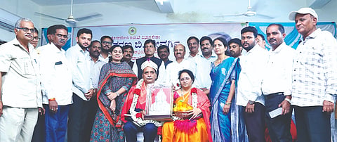 ಸೇಡಂನಲ್ಲಿ ಹಮ್ಮಿಕೊಂಡಿದ್ದ ಕಾರ್ಯಕ್ರಮದಲ್ಲಿ ಸೇವಾ ನಿವೃತ್ತ ಇಇ ಶಿವಶರಣಪ್ಪ ಜೇವರ್ಗಿ ಅವರನ್ನು ಸನ್ಮಾನಿಸಲಾಯಿತು. ಬಸವರಾಜ ಪಾಟೀಲ್​ ಊಡಗಿ, ಪ್ರಭುರೆಡ್ಡಿ, ಪ್ರಭಯ್ಯ ಮಠ, ಶ್ರೀಯಾಂಕಾ ಧನಶ್ರೀ ಇದ್ದರು.  