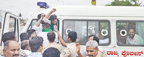  ಸೇಡಂನ ಚಿಂಚೋಳಿ ಕ್ರಾಸ್​ನಲ್ಲಿ ಬಾಕಿ ಉಳಿಸಿಕೊಂಡಿರುವ ಬೆಳೆ ವಿಮೆ ಹಣ ಕೂಡಲೇ ಜಮೆಗೊಳಿಸುವಂತೆ ಒತ್ತಾಯಿಸಿ ಪ್ರತಿಭಟನೆ ನಡೆಸುತಿದ್ದ ರೈತರನ್ನು ಪೊಲೀಸರು ಬಂಧಿಸಿ ಕರೆದೊಯ್ಯುತ್ತಿರುವುದು.