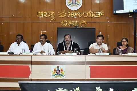ಬಳ್ಳಾರಿಯ ಜಿಪಂ ಸಭಾಂಗಣದಲ್ಲಿ ನಡೆದ ಮಹಾನಗರ ಪಾಲಿಕೆಯ ಸಾಮಾನ್ಯ ಸಭೆ ನಡೆಯಿತು. ಮೇಯರ್ ಪಿ.ಗಾದೆಪ್ಪ, ಆಯುಕ್ತ ಪಿ.ಎಸ್.ಮಂಜುನಾಥ, ಪಾಲಿಕೆ ಸದಸ್ಯರಾದ ಕುಬೇರ, ಕೆ.ಹನುಮಂತಪ್ಪ, ಕವಿತಾ ಕೆ.ಹೊನ್ನಪ್ಪ ಇದ್ದರು.