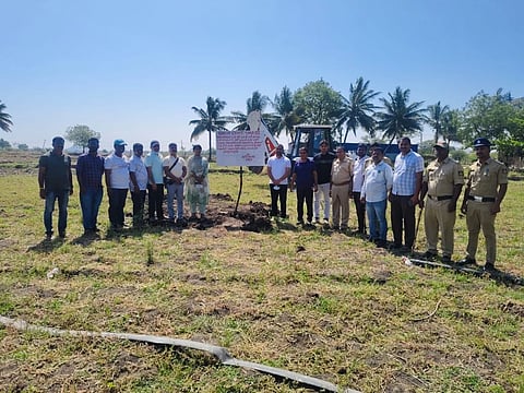 ಬಳ್ಳಾರಿಯ ಹೊರವಲಯದಲ್ಲಿ  ಒತ್ತುವರಿಯಾದ ಸರ್ಕಾರಿ ಜಮೀನನ್ನು ಜಿಲ್ಲಾಡಳಿತ ತೆರವುಗೊಳಿಸಿ ನಾಮಫಲಕ ಅಳವಡಿಸಲಾಯಿತು. ಎಡಿಸಿ ಮಹಮ್ಮದ್ ಎನ್. ಜುಬೇರ್, ಎಸಿ ಎಚ್.ಡಿ. ರಾಜೇಶ್, ತಹಸೀಲ್ದಾರ್ ಟಿ.ರೇಖಾ ಇತರರಿದ್ದರು.