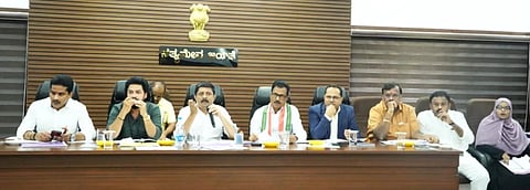 ಬಳ್ಳಾರಿಯ ನೂತನ ಡಿಸಿ ಕಚೇರಿ ಸಭಾಂಗಣದಲ್ಲಿ ಆಯೋಜಿಸಿದ್ದ ಪ್ರಗತಿ ಪರಿಶೀಲನಾ ಸಭೆಯಲ್ಲಿ  ಸಚಿವ ಬೈರತಿ ಸುರೇಶ್ ಮಾತನಾಡಿದರು. ಸಂಸದ ಈ.ತುಕಾರಾಮ್, ಶಾಸಕರಾದ ಬಿ.ನಾಗೇಂದ್ರ, ನಾರಾಭರತರೆಡ್ಡಿ, ಮೇಯರ್ ಪಿ.ಗಾದೆಪ್ಪ, ಡಿಸಿ ನಾಗೇಂದ್ರ ಪ್ರಸಾದ್ ಕೆ., ಬುಡಾ ಅಧ್ಯಕ್ಷ ಜೆ.ಎಸ್.ಆಂಜನೇಯಲು  ಇದ್ದರು. 