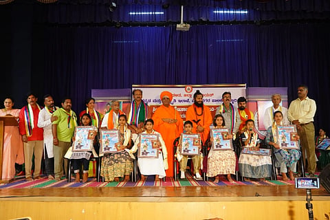 ಬಳ್ಳಾರಿಯಲ್ಲಿ ಆಯೋಜಿಸಿದ್ದ ರೇಣುಕಾಚಾರ್ಯರ ಜಯಂತಿ ಕಾರ್ಯಕ್ರಮದಲ್ಲಿ ಸಿದ್ಧಾಂತ ಶಿಖಾಮಣಿ ಸ್ಪರ್ಧೆಯಲ್ಲಿ ವಿಜೇತರಾದ ವಿದ್ಯಾರ್ಥಿಗಳಿಗೆ ಪ್ರಶಸ್ತಿ ನೀಡಲಾಯಿತು. ಚನ್ನವೀರ ಸ್ವಾಮೀಜಿ, ಗ್ಯಾರಂಟಿ ಯೋಜನೆಗಳ ಅನುಷ್ಠಾನ ಪ್ರಾಧಿಕಾರದ ಜಿಲ್ಲಾಧ್ಯಕ್ಷ ಕೆ.ಇ.ಚಿದಾನಂದಪ್ಪ, ತಾಲೂಕು ಅಧ್ಯಕ್ಷ ಜಿ.ನಾಗಭೂಷಣಗೌಡ, ಪಾಲಿಕೆ ಸದಸ್ಯೆ ಸುರೇಖಾ ಮಲ್ಲನಗೌಡ,  ಕನ್ನಡ ಮತ್ತು ಸಂಸ್ಕೃತಿ ಇಲಾಖೆಯ ಸಹಾಯಕ ನಿರ್ದೇಶಕ ಬಿ.ನಾಗರಾಜ, ಮುಖಂಡರಾದ ಪಲ್ಲೇದ ಪಂಪಾಪತಿ, ಡಾ.ಪುರುಷೋತ್ತಮಗೌಡ, ಬಸವರಾಜ ಇತರರಿದ್ದರು.