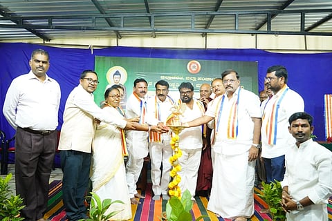 ಬಳ್ಳಾರಿಯ ಸಾಂಸ್ಕೃತಿ ಹೊಂಗಿರಣ ಸಮುಚ್ಛಯ ಸಭಾಂಗಣದಲ್ಲಿ ಆಯೋಜಿಸಿದ್ದ ಭಗವಾನ್ ಬುದ್ಧ ಜಯಂತಿ ಕಾರ್ಯಕ್ರಮವನ್ನು ಲಿಡ್ಕರ್ ಅಧ್ಯಕ್ಷ ಮುಂಡರಗಿ ನಾಗರಾಜ ಉದ್ಘಾಟಿಸಿದರು. ಮೇಯರ್ ಪಿ.ಗಾದೆಪ್ಪ, ಬೌದ್ಧ ಮಹಾಸಭಾ ಜಿಲ್ಲಾಧ್ಯಕ್ಷ ಕಮಲರತ್ನ ಬಂತೇಜಿ, ಗ್ಯಾರಂಟಿ ಯೋಜನೆಗಳ ಪ್ರಾಧಿಕಾರದ ಜಿಲ್ಲಾಧ್ಯಕ್ಷ ಕೆ.ಇ.ಚಿದಾನಂದಪ್ಪ,  ಕನ್ನಡ ಮತ್ತು ಸಂಸ್ಕೃತಿ ಇಲಾಖೆಯ ಸಹಾಯಕ ನಿರ್ದೇಶಕ ಬಿ.ನಾಗರಾಜ ಇತರರಿದ್ದರು.