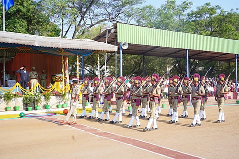 ಬಳ್ಳಾರಿಯ ಪೊಲೀಸ್ ಕವಾಯತು ಮೈದಾನದಲ್ಲಿ ಆಯೋಜಿಸಿದ್ದ ಪೊಲೀಸ್ ಧ್ವಜ ದಿನಾಚರಣೆ ಕಾರ್ಯಕ್ರಮದಲ್ಲಿ ಪಥ ಸಂಚಲನ  ನಡೆಯಿತು.
