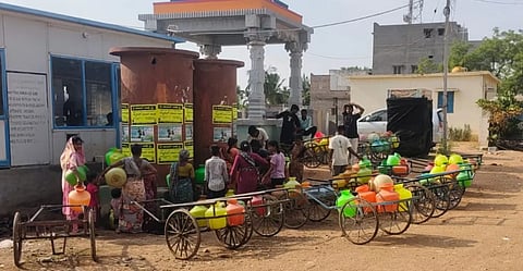 ಕೊಂಚಿಗೇರಿ ಗ್ರಾಮದಲ್ಲಿ ಕುಡಿವ ನೀರಿಗಾಗಿ ಬೊರವೆಲ್ ಮುಂಭಾಗದಲ್ಲಿ ಖಾಲಿ ಕೊಡಗಳಿಟ್ಟು ಕಾಯುತ್ತಿರುವ ಗ್ರಾಮಸ್ಥರು.