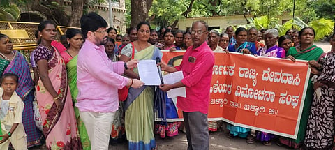 ಬಳ್ಳಾರಿಯ ಡಿಸಿ ಕಚೇರಿ ಆವರಣದಲ್ಲಿ ನಾನಾ ಬೇಡಿಕೆಗಳ ಈಡೇರಿಕೆಗಾಗಿ ಆಗ್ರಹಿಸಿ ರಾಜ್ಯ ದೇವದಾಸಿ ಮಹಿಳೆಯರ ವಿಮೋಚನಾ ಸಂಘದಿಂದ ತಹಸೀಲ್ದಾರ್ ವಿಶ್ವಜಿತ್ ಮೆಹ್ತಾ ಅವರಿಗೆ ಮನವಿ ಸಲ್ಲಿಸಲಾಯಿತು. ಕಾರ್ಯದರ್ಶಿ ಎ.ಸ್ವಾಮಿ, ಪದಾಧಿಕಾರಿಗಳಾದ ಎಚ್.ದುರುಗಮ್ಮ, ಭಾರತಿ, ಲಕ್ಷ್ಮೀದೇವಿ, ಹುಲಿಗೆಮ್ಮ, ರುದ್ರಮ್ಮ, ಶೇಖಮ್ಮ, ರಂಗಮ್ಮ, ಗಂಗಮ್ಮ ಇತರರಿದ್ದರು.