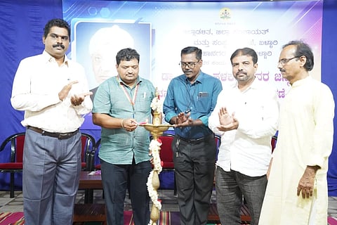 ಬಳ್ಳಾರಿಯಲ್ಲಿ  ಡಾ.ಫ.ಗು. ಹಳಕಟ್ಟಿ ಅವರ ಜನ್ಮದಿನದ ಅಂಗವಾಗಿ ವಚನ ಸಾಹಿತ್ಯ ಸಂರಕ್ಷಣಾ ದಿನಾಚರಣೆ ಕಾರ್ಯಕ್ರಮವನ್ನು ತಹಸೀಲ್ದಾರ್ ವಿನಾಯಕ ಗೋಡ್ಬಾಳೆ ಉದ್ಘಾಟಿಸಿದರು. ಕನ್ನಡ ಮತ್ತು ಸಂಸ್ಕೃತಿ ಇಲಾಖೆಯ ಸಹಾಯಕ ನಿರ್ದೇಶಕ ಬಿ.ನಾಗರಾಜ, ಸಾಹಿತ್ಯ ಪರಿಷತ್ತಿನ ಜಿಲ್ಲಾಧ್ಯಕ್ಷ ಸಿದ್ದರಾಮ ಕಲ್ಮಠ, ಪ್ರೊ.ಆಲಂಭಾಷಾ ಇದ್ದರು. 