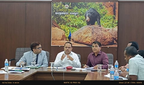 ಬಳ್ಳಾರಿಯ ಡಿಸಿ ಕಚೇರಿ ಆವರಣದಲ್ಲಿ ಆಯೋಜಿಸಿದ್ದ ಟಾಸ್ಕ್ ಫೋರ್ಸ್ ಸಮಿತಿ ಸಭೆ ನಡೆಯಿತು. ಡಿಸಿ ನಾಗೇಂದ್ರ ಪ್ರಸಾದ್ ಕೆ., ಹಿರಿಯ ಸಿವಿಲ್ ನ್ಯಾಯಾಧೀಶ ರಾಜೇಶ್ ಎನ್.ಹೊಸಮನೆ, ಎಡಿಸಿ ಮಹಮ್ಮದ್ ಎನ್.ಜುಬೇರ್ ಇದ್ದರು.