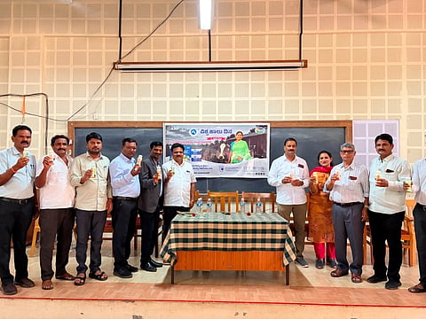 ಬಳ್ಳಾರಿಯ ಬಿಮ್ಸ್ ಸಭಾಂಗಣದಲ್ಲಿ ಆಯೋಜಿಸಿದ್ದ ವಿಶ್ವ ಹಾಲು ದಿನಾಚರಣೆ ಕಾರ್ಯಕ್ರಮದಲ್ಲಿ ಹಾಲಿನ ಉತ್ಪನ್ನಗಳನ್ನು ಪ್ರದರ್ಶಿಸಲಾಯಿತು. ಒಕ್ಕೂಟದ ವ್ಯವಸ್ಥಾಪಕ ನಿರ್ದೇಶಕ ಬಿ.ಆರ್.ಪ್ರಭುಶಂಕರ, ನಿರ್ದೇಶಕರಾದ ಎಸ್.ಸುದರ್ಶನ ರೆಡ್ಡಿ, ಜಿ.ಕೃಷ್ಣರೆಡ್ಡಿ, ಉಪ ವ್ಯವಸ್ಥಾಪಕ ಟಿ. ಮಲ್ಲಿಕಾರ್ಜುನ, ಮಾರುಕಟ್ಟೆ ಸಹಾಯಕರಾದ ಲೋಹಿತಕುಮಾರ, ಪ್ರಸನ್ನ ಕುಮಾರ, ಪ್ರೊ. ಡಾ.ರಮೇಶ ಇತರರಿದ್ದರು.