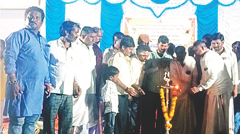 ಬೇವೂರಿನಲ್ಲಿ ಸಪ್ತಸ್ವರಗಳ ಸಂಗೀತೋತ್ಸವ ಕಾರ್ಯಕ್ರಮವನ್ನು ಉದ್ಘಾಟನೆ ಸಂದರ್ಭ ಕನ್ನಡ-ಸಂಸ್ಕೃತಿ ಇಲಾಖೆ ಸಹಾಯಕ ನಿರ್ದೇಶಕ ಕರ್ಣಕುಮಾರ, ಪ್ರಮುಖರಾದ ಮಂಜುನಾಥ ಕಟ್ಟಿಮನಿ, ಗಣ್ಯರಾದ ಶಿವಾನಂದ ಹಿರೇಮನಿ, ದ್ಯಾಮಣ್ಣ ಪೂಜಾರ, ಮರಿಸ್ವಾಮಿ ಕೆ.ಮಣ್ಣಿನವರ, ಹನುಮೇಶಪ್ಪ ಕೋನನಗೌಡ್ರ, ವೀರೇಶ ದೊಡ್ಮನಿ, ಬಸಪ್ಪ ಈಳಿಗೇರ್ ಇತರರು ಇದ್ದರು.