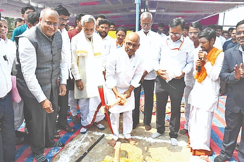 ಯಾದಗಿರಿಯ ಯಿಮ್ಸ್​ನಲ್ಲಿ ಸೋಮವಾರ ನರ್ಸಿಂಗ್​ ಕಾಲೇಜು ಕಟ್ಟಡಕ್ಕೆ ಸಚಿವ ಡಾ.ಶರಣಪ್ರಕಾಶ ಪಾಟೀಲ್​ ಗುದ್ದಲಿಪೂಜೆ ನೆರೆವೇರಿಸಿದರು. ಶಾಸಕ ಚನ್ನಾರಡ್ಡಿ ಪಾಟೀಲ್​, ಡಿನ್​ ಡಾ.ಸಂದೀಪ್​ ಇತರರಿದ್ದರು.