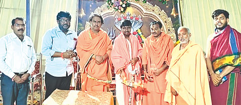ಯಾದಗಿರಿ ವಾಲ್ಮೀಕಿ ನಗರದಲ್ಲಿರುವ ದಂಡಗುಂಡ ಬಸವಣ್ಣ ದೇವಸ್ಥಾನ ಜಾತ್ರಾ ಮಹೋತ್ಸವ ಧಾರ್ಮಿಕ ಸಭೆಯನ್ನು ಅಬ್ಬೆತುಮಕೂರಿನ ಶ್ರೀ ಶಿವಶೇಖರ ವಿಶ್ವಾರಾಧ್ಯ ಶಿವಾಚಾರ್ಯರು ಉದ್ಘಾಟಿಸಿದರು. ಶ್ರೀ ಚನ್ನವೀರ ಸ್ವಾಮೀಜಿ, ಶ್ರೀ ಕುಮಾರ ಸ್ವಾಮೀಜಿ, ಎಸ್.ಬಿ.ನಾಯಕ, ದೇವಿಂದ್ರಪ್ಪ ಯರಗೋಳ, ಬಸವರಾಜ ಪಾಟೀಲ್, ನರಸಪ್ಪ ಬುಡ್ಡಯ್ಯನೊರ, ವಿಶ್ವನಾಥ ನಾಯಕ ಇತರರಿದ್ದರು.